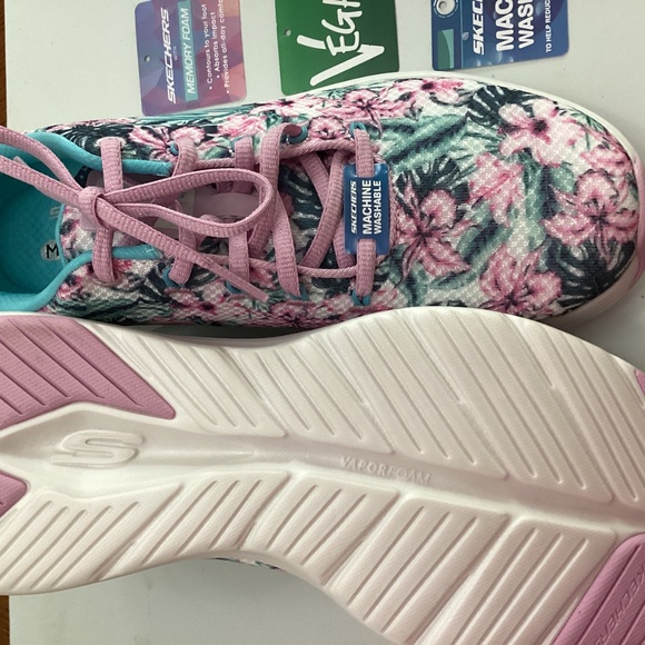 Skechers multi floral sneaker size 8, brand new - Picture 3 of 3